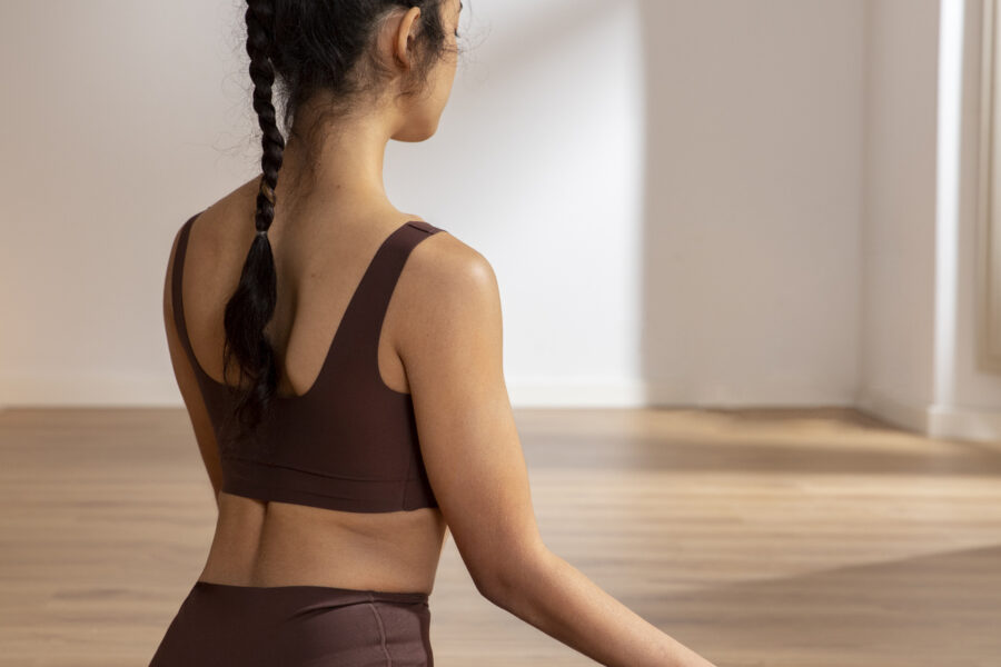 Mujer haciendo yoga
