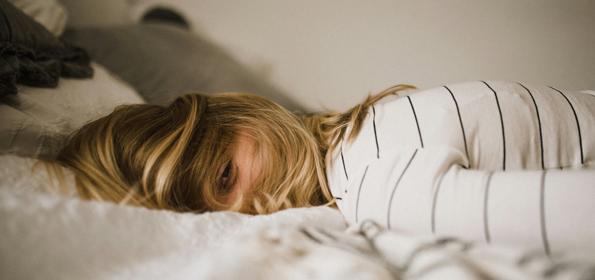 Practicar yoga ayuda a dormir mejor: 3 posturas y técnicas de respiración perfectas para conciliar el sueño