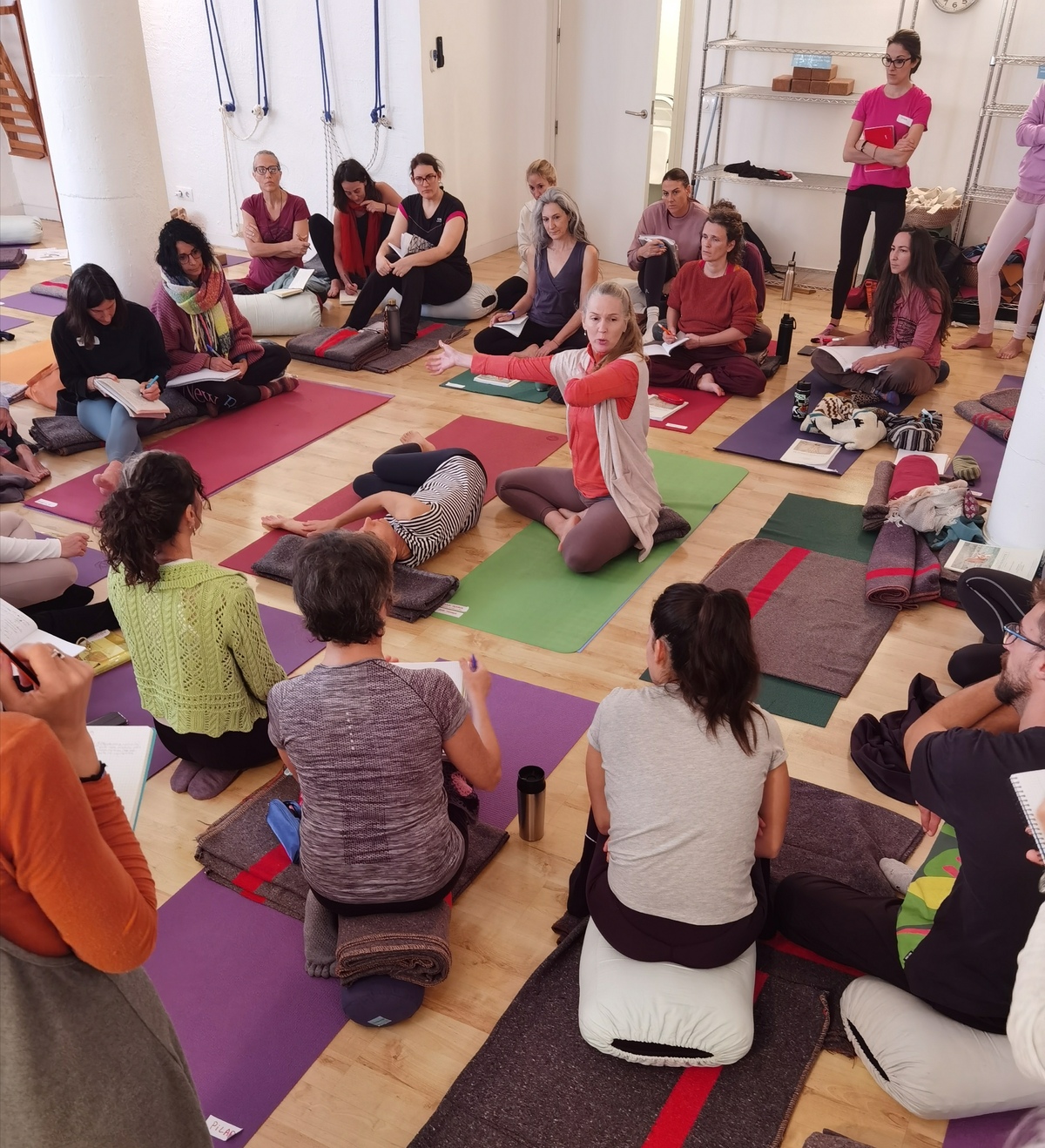 Lisa Petersen en una formación de yoga somático en City Yoga