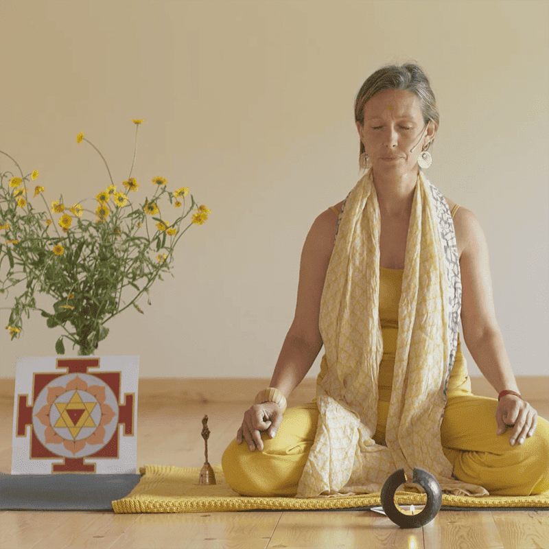 Harmony Hannigan en posición de meditación, con los ojos cerrados.