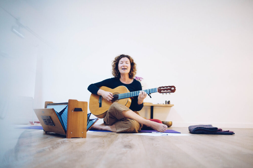 Tara Walsh en uno de sus talleres de yoga de la voz
