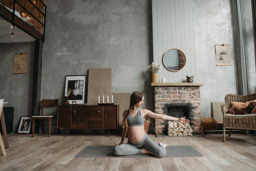 El yoga prenatal tiene muchos beneficios para toda esta etapa y también para el parto.