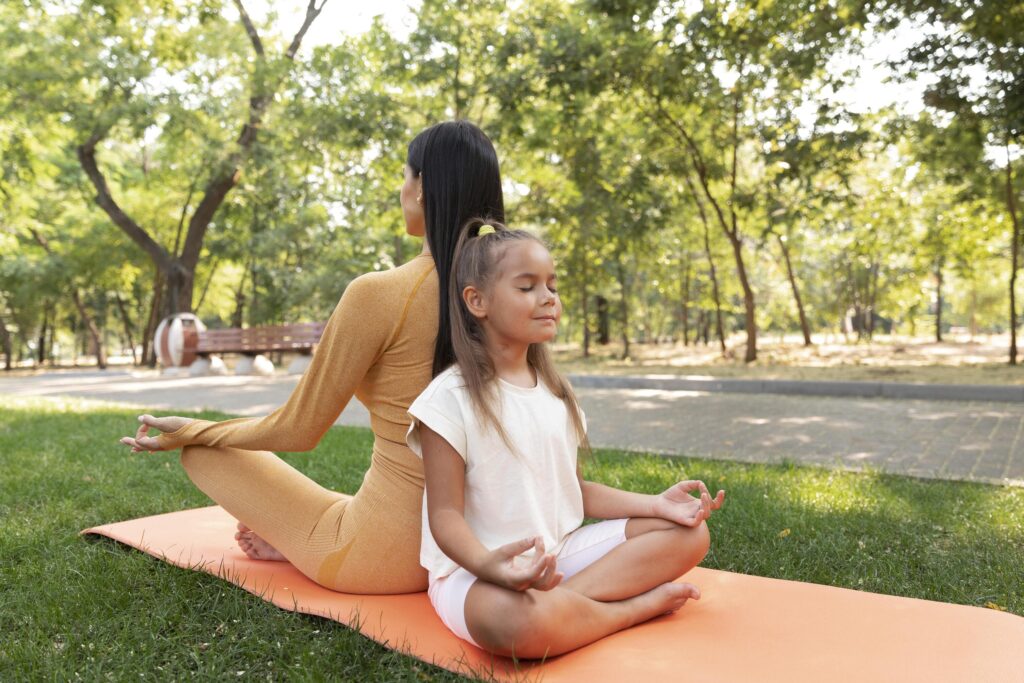 Madre e hija haciendo mindfulness en un parque