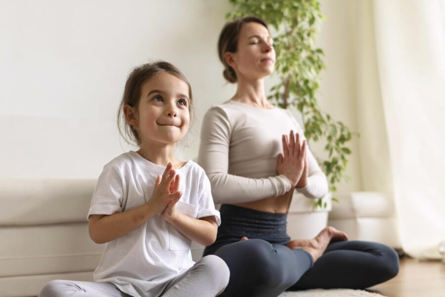 Mindfulness para familias: Madre e hija practicando